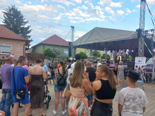  A közösség ereje épít és támogat galéria kép 1 